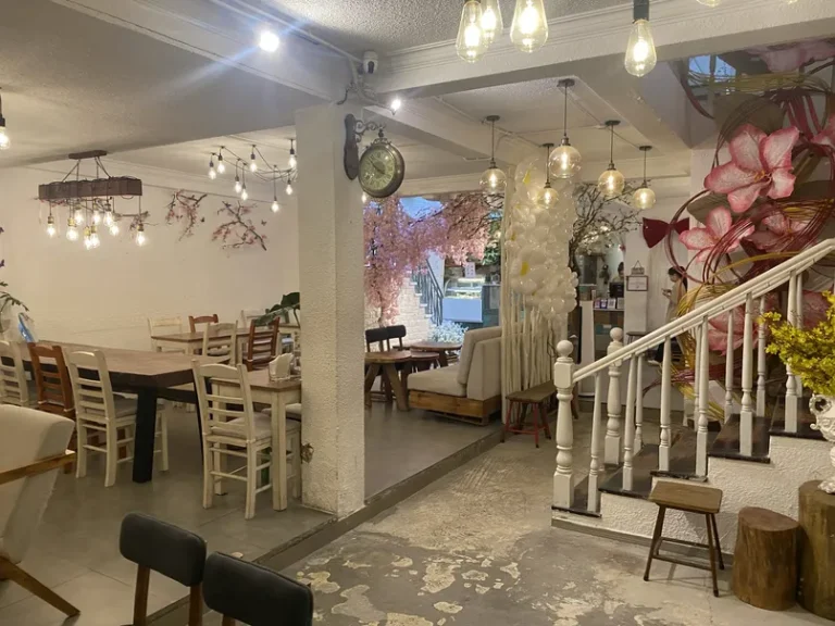 Caramew Cafe Tran Quang Dieu Quan 3 11 768x576
