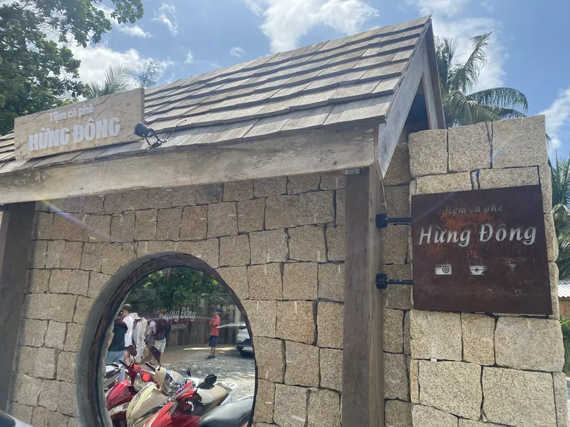 Bảng hiệu Tiệm cà phê Hừng Đông