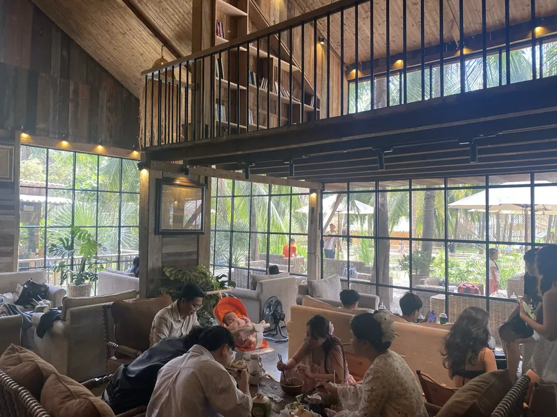Không gian bên trong Tiệm cà phê Hừng Đông