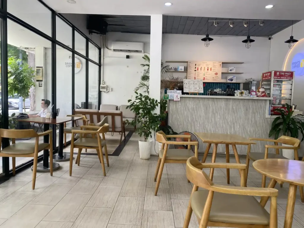 Không gian máy lạnh bên trong quán 5Rights Coffee, Q7
