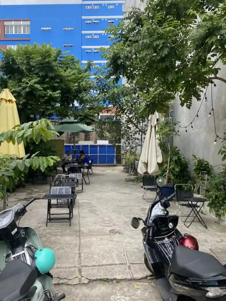 Không gian ngoài trời quán 5Rights Coffee, Q7