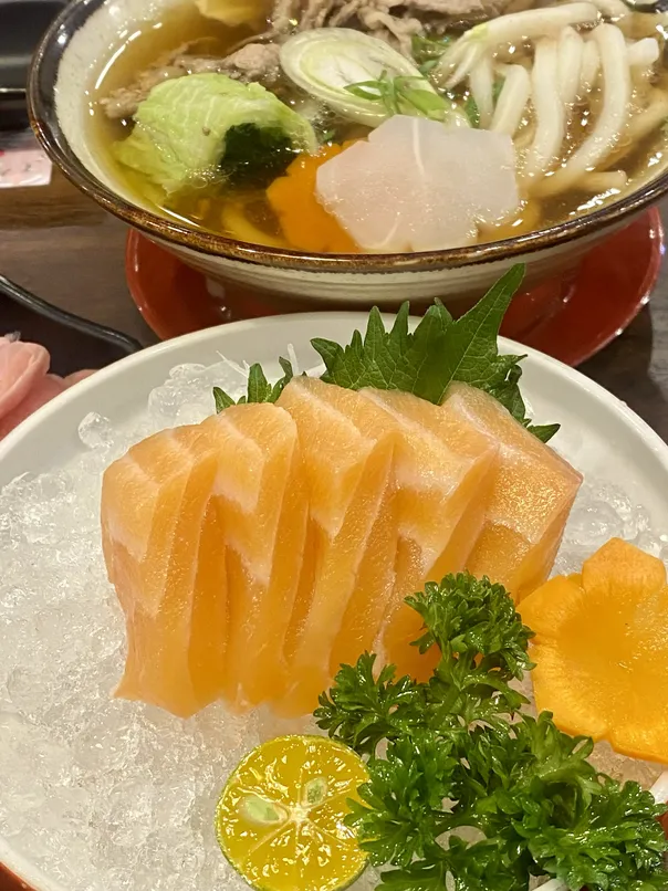 Sashimi cá hồi tại Sushi 79 Hồ Xuân Hương