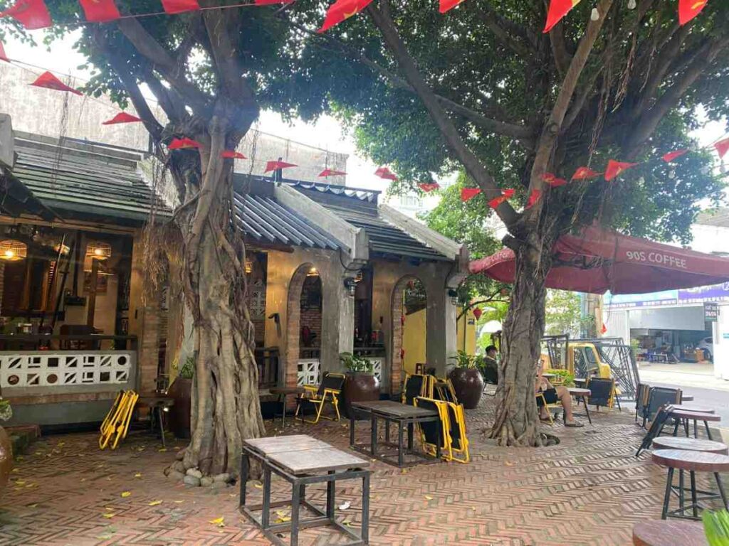 Không gian ngoài trời tại Cafe 90S Vintage Thủ Đức