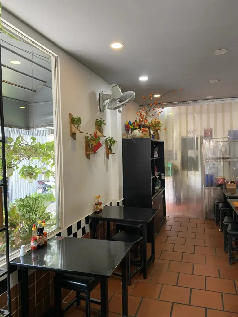 Không gian bên trong quán Beefsteak Củ Hành Tây - Lê Văn Sỹ