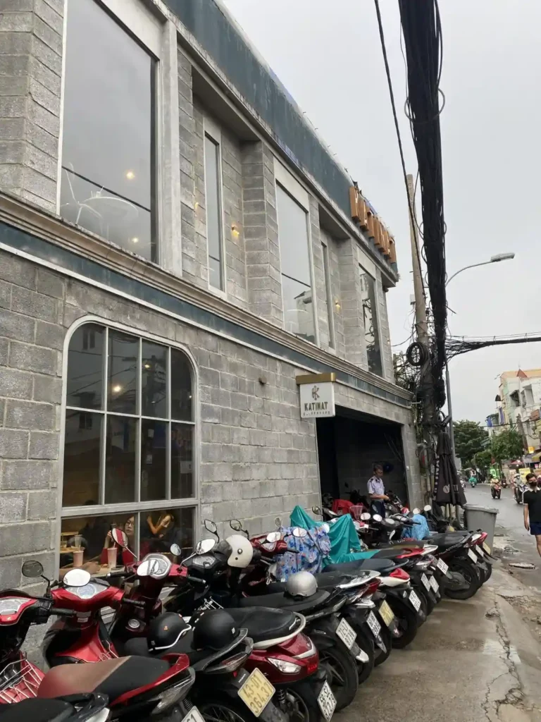Bên ngoài Katinat Cộng Hoà