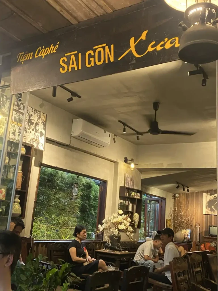 Bảng hiệu Tiệm cà phê Sài Gòn Xưa quận 5