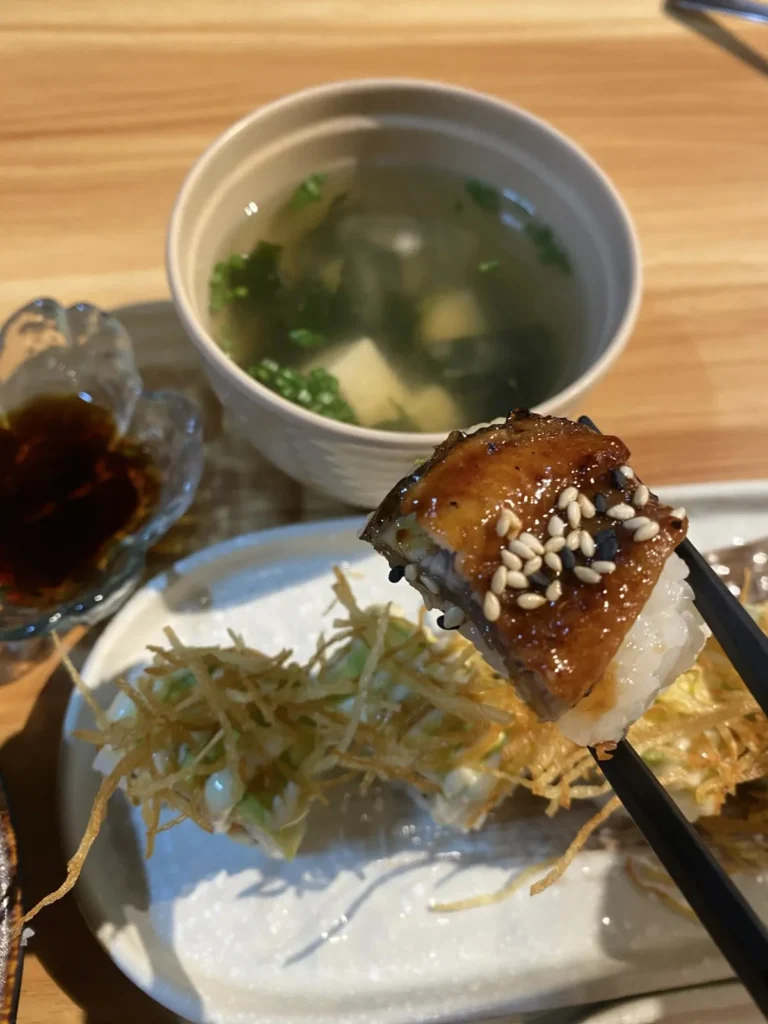 Cơm cuộn lươn tại Sashimi cá hồi tại Sugi Sushi & Sashimi Thủ Đức