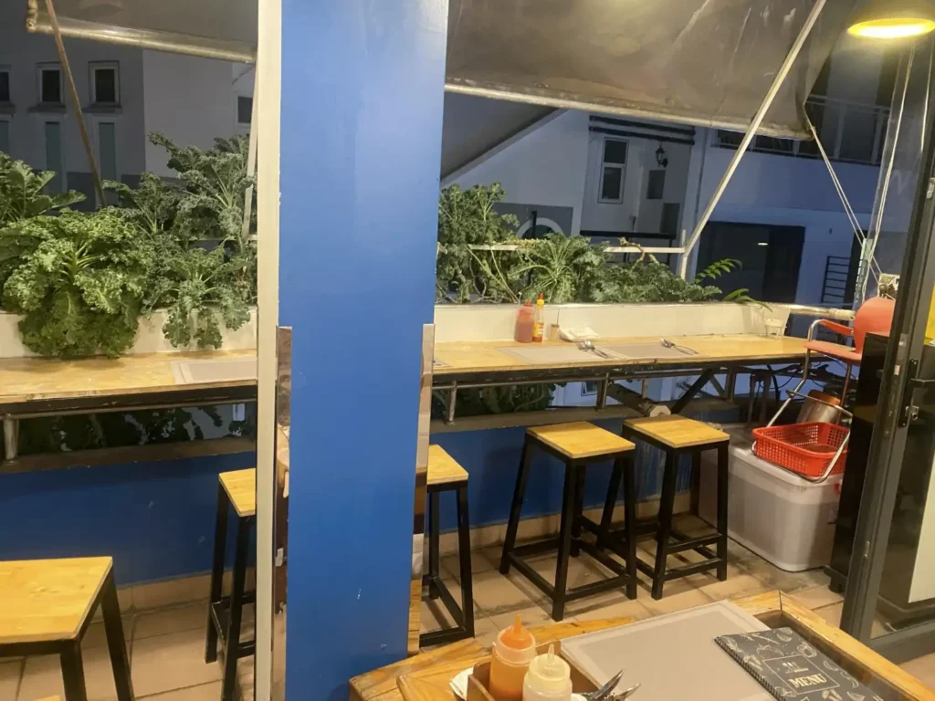 Khu vực ban công tại Mì Ý Double B