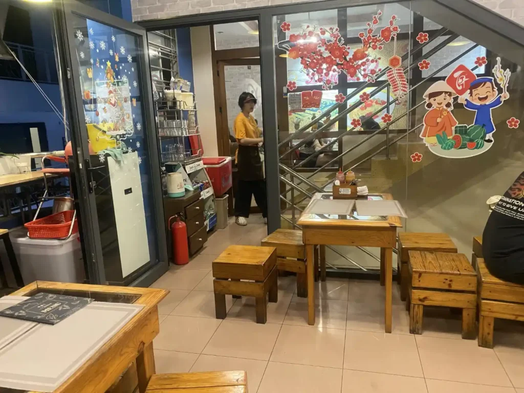 Khu vực ngoài trời và máy lạnh tại Mì Ý Double B