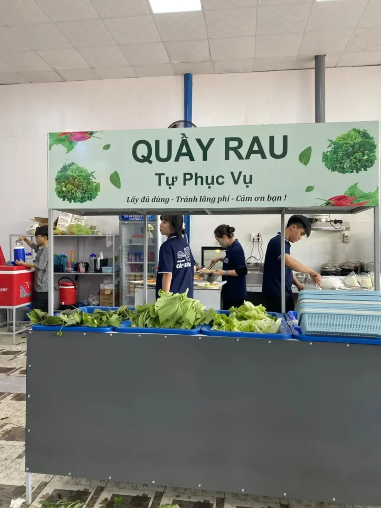 Bánh Khọt Cây Bàng có quầy rau tự phục vụ