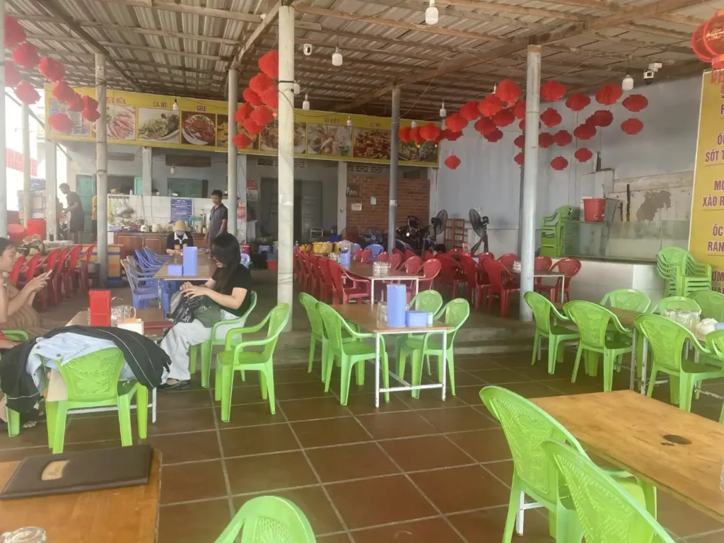 Không gian quán Hải Sản Làng Chài