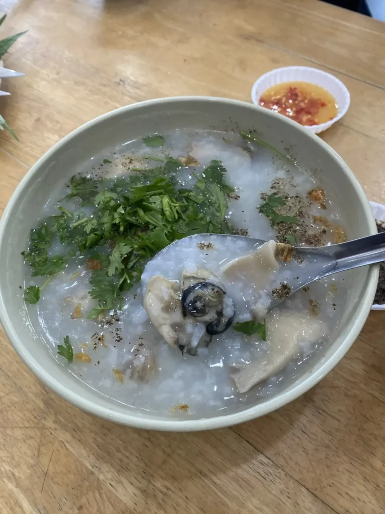 Cháo hàu tại quán Thanh Hương Giáo Chủ