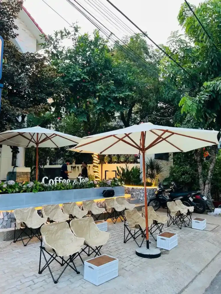 Không gian sân vườn tại quán cafe sân vườn 24h & Game Nintendo quận 7 Luxe Lounge