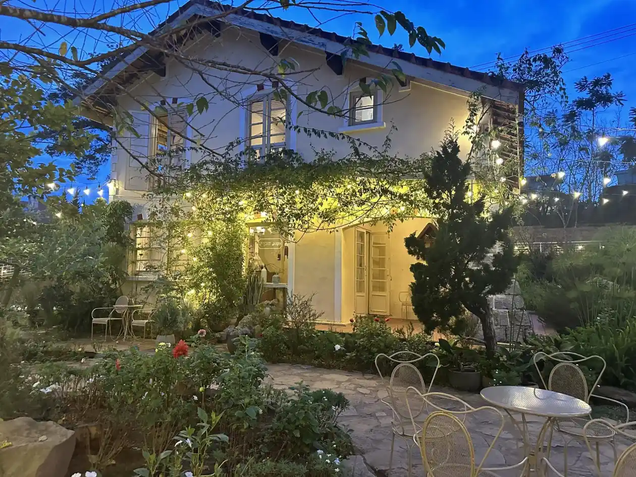 Mặt tiền villa sân vườn Le Petit Jardin Dalat khi lên đèn
