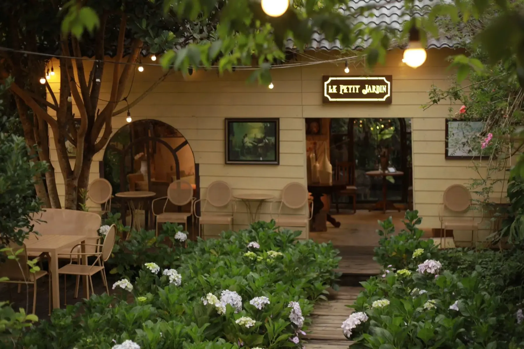 Lối vào và góc sân Le Petit Jardin Dalat buổi tối
