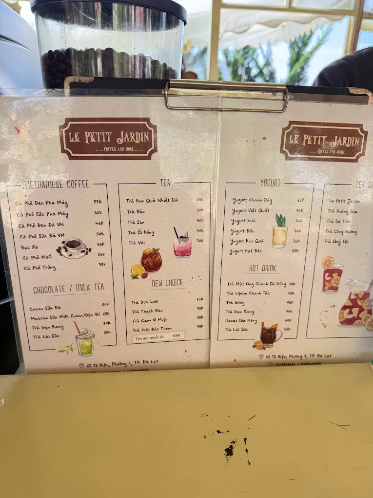 Menu Le Petit Jardin Dalat với cà phê trà yogurt và đồ uống nóng