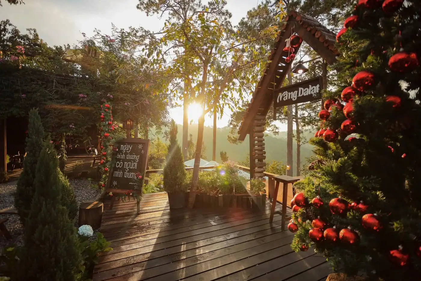 Sân gỗ và hoa nở trong nắng chiều tại Nàng Dalat