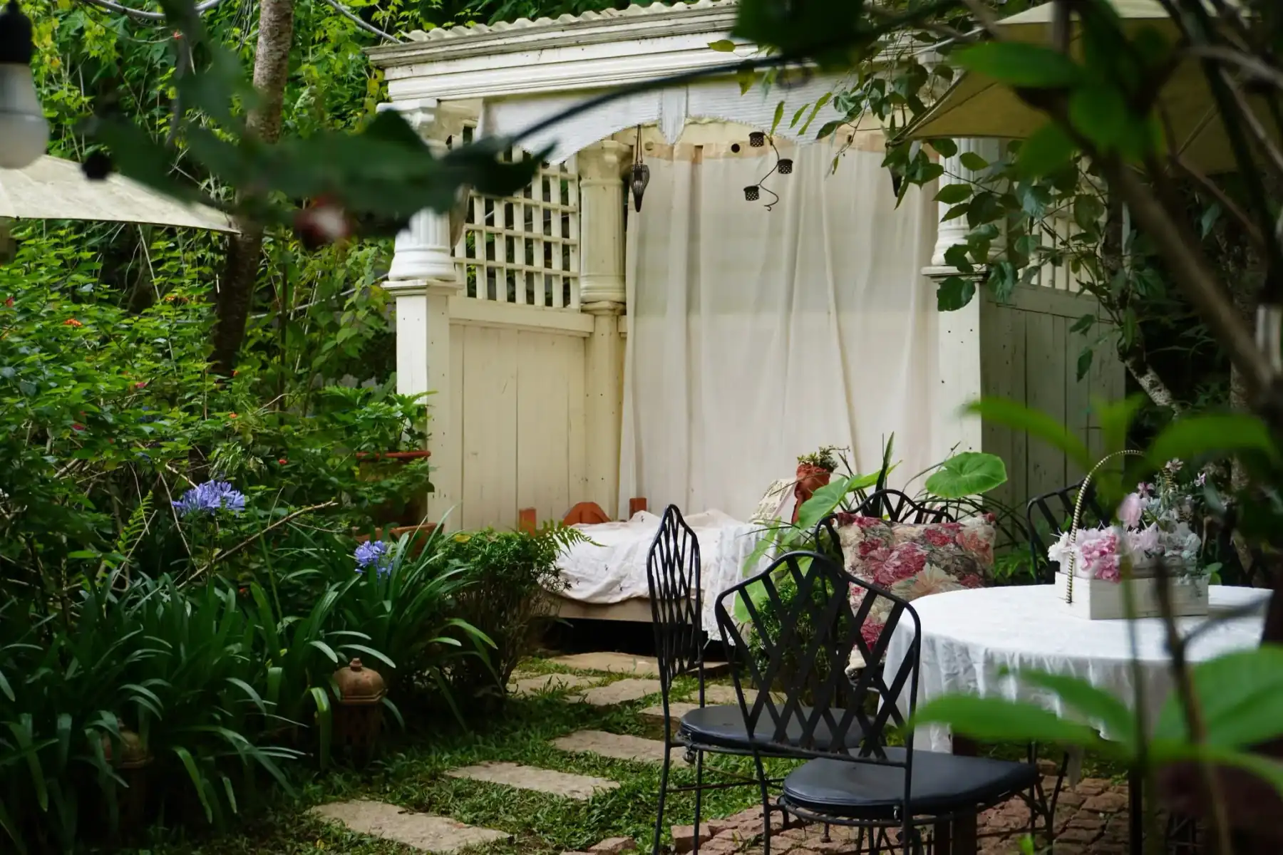Bàn trà ngoài trời tại The Little Cottage Đà Lạt