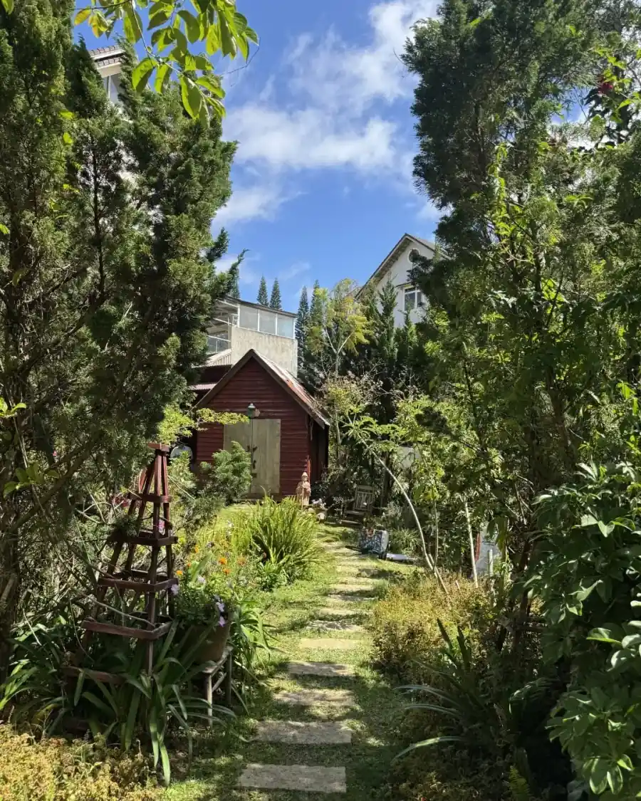 Góc chụp ảnh hoa và bàn ghế tại The Little Cottage Đà Lạt