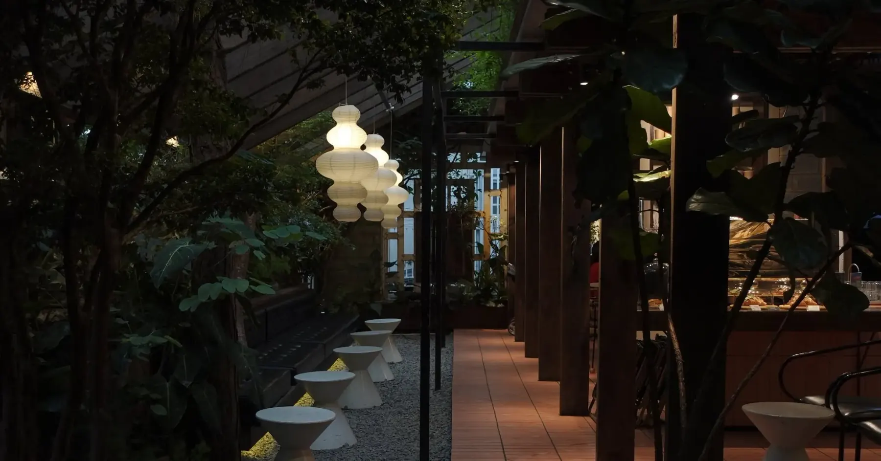 Lối đi sân vườn với đèn trắng tại Cafe Đợi Một Người Yersin Đà Lạt