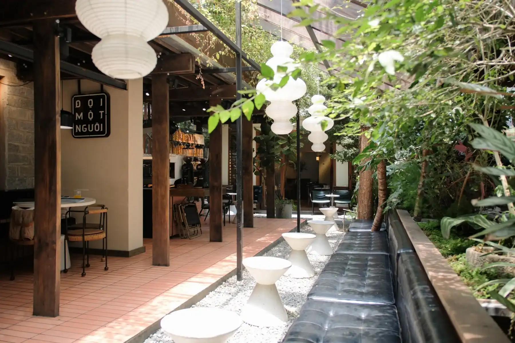 Lối sân vườn và bàn trắng tại Cafe Đợi Một Người Yersin