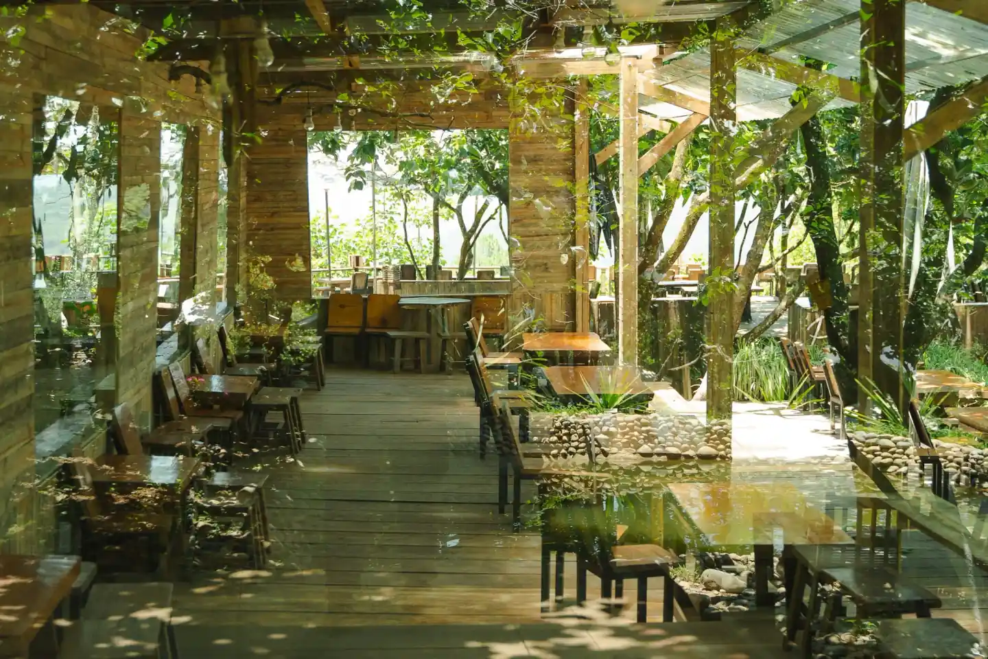Lối gỗ và khu vườn Cafe Persimmon Đà Lạt