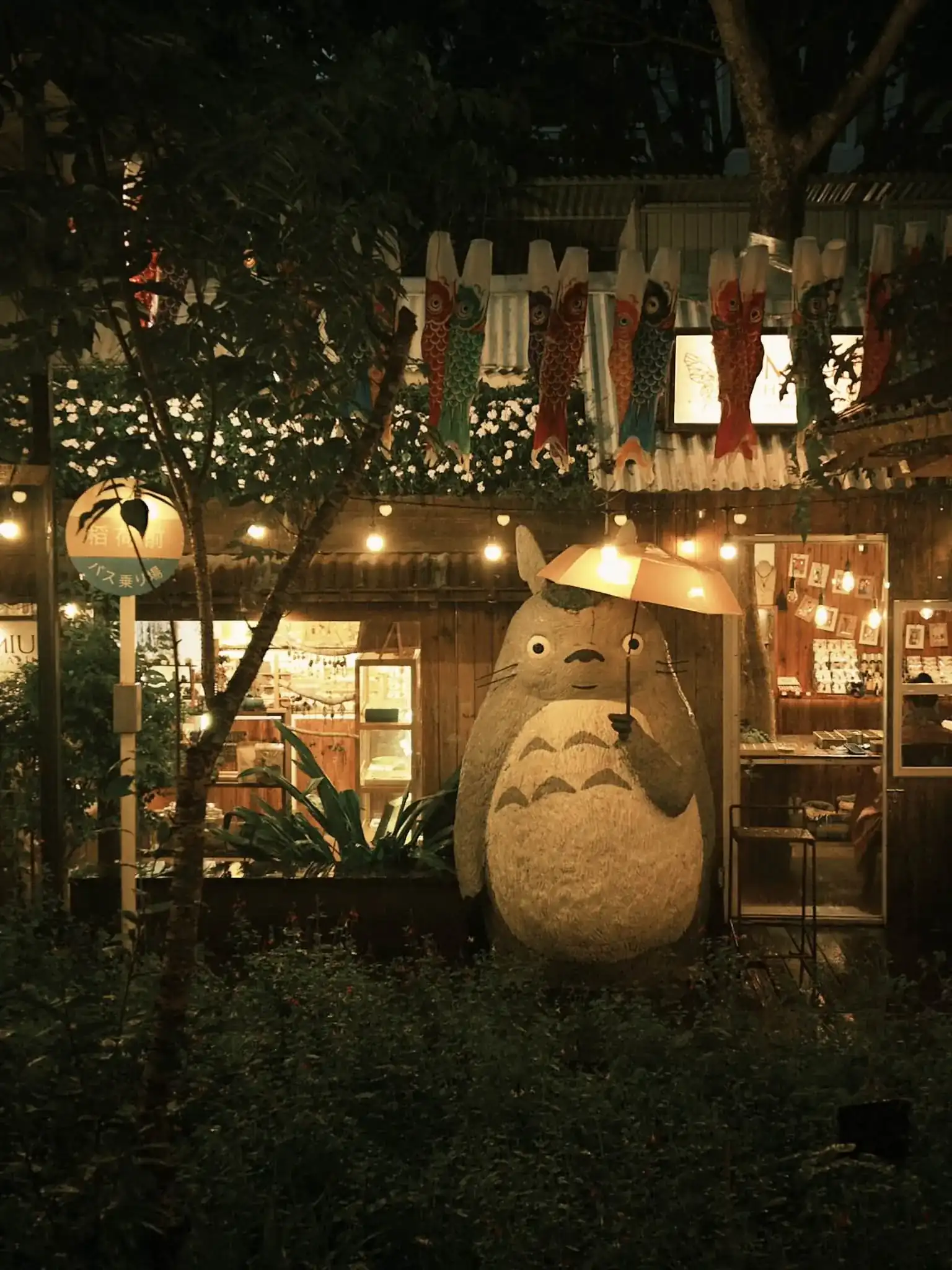 Tượng Totoro và mặt tiền đèn vàng tại Still Cafe Đà Lạt
