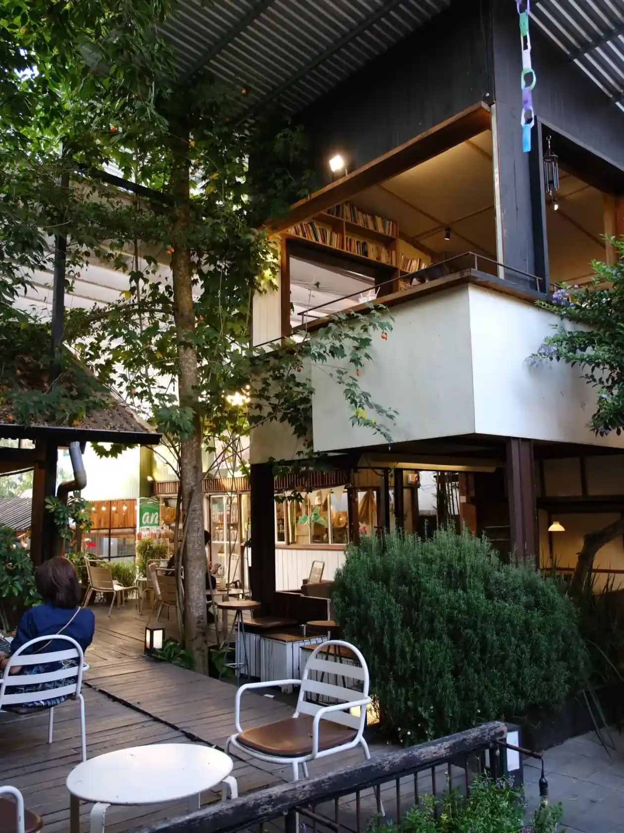Bàn ngoài trời và mặt tiền gỗ tại Still Cafe Đà Lạt