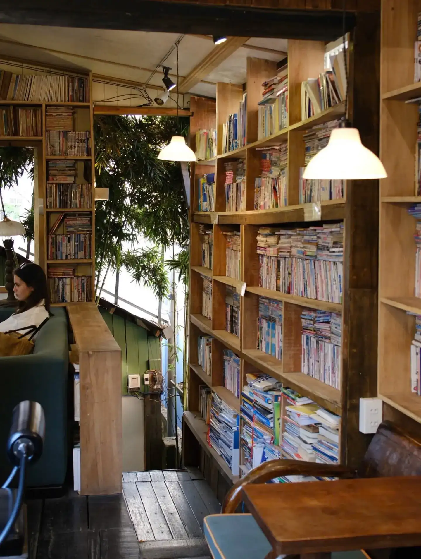 Góc sách và bàn gỗ bên trong Still Cafe Đà Lạt