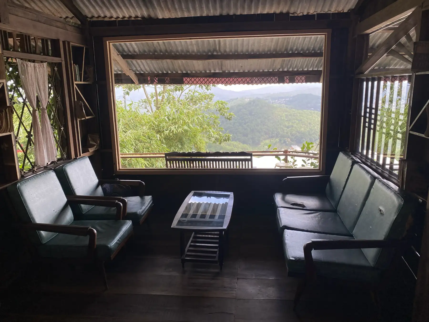Khung cửa lớn nhìn ra thung lũng tại Linh Cafe Đà Lạt