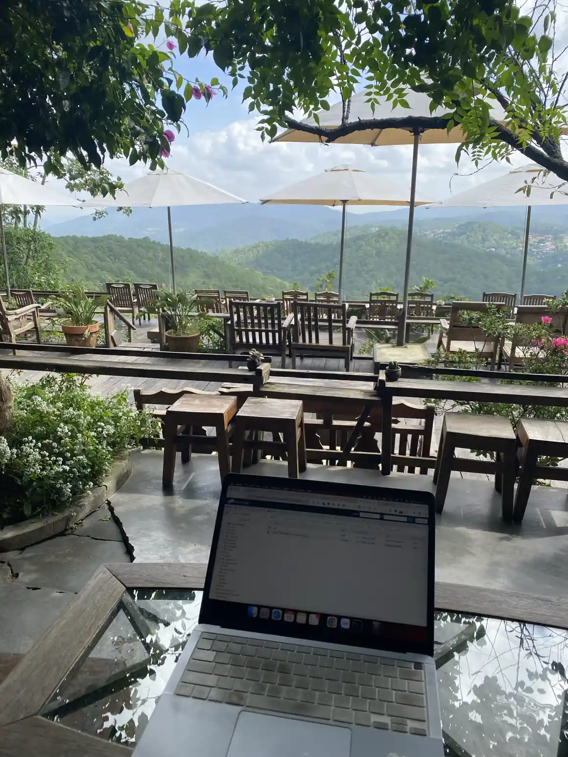 Bàn ngoài trời Linh Cafe Đà Lạt nhìn ra đồi và trời xanh