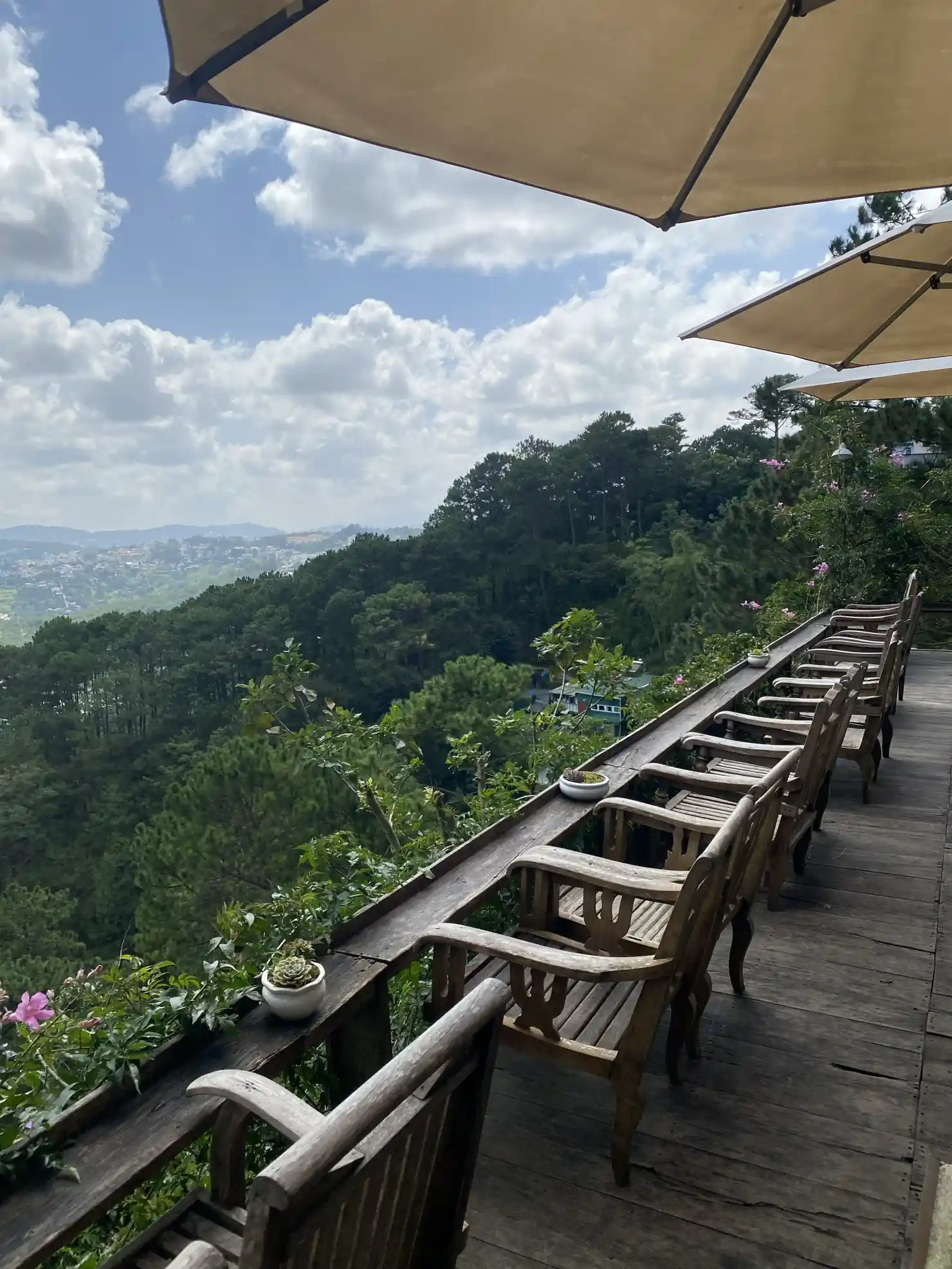 Ban công gỗ Linh Cafe Đà Lạt nhìn ra thung lũng