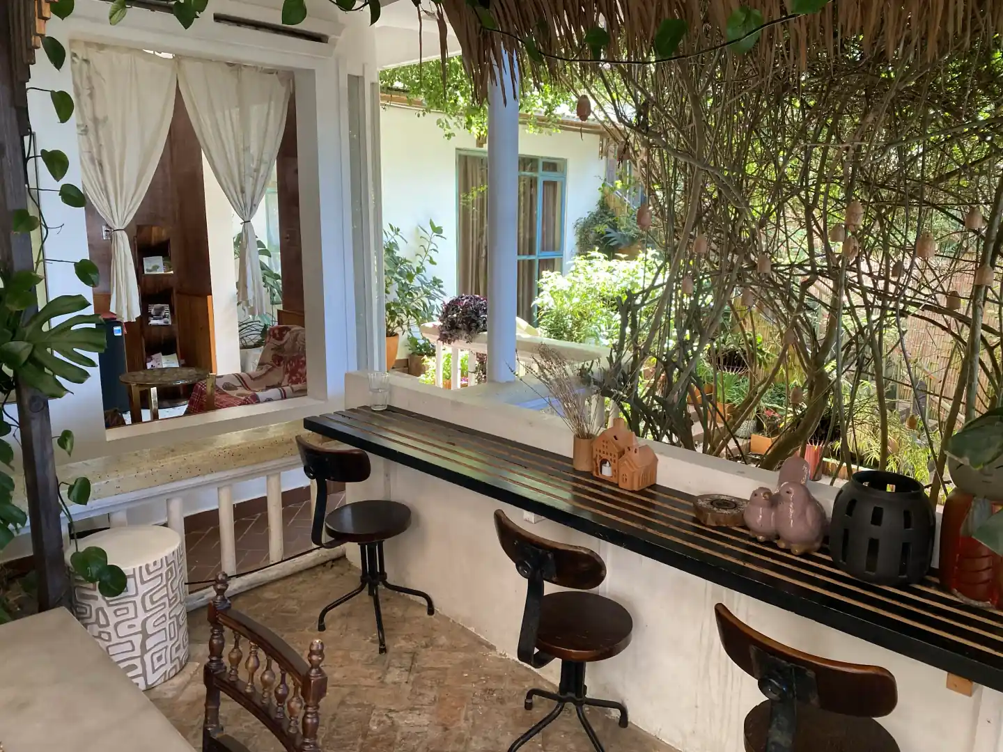 Bàn sát cửa sổ và hiên xanh tại Tiệm Cafe Góc Nhỏ Đà Lạt
