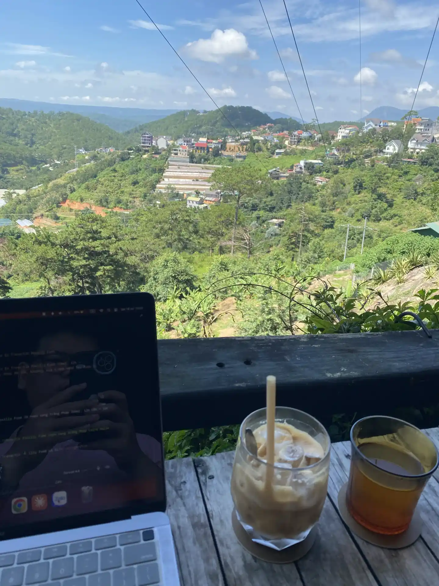 Ly nước trên bàn view đồi tại Tiệm Cafe Góc Nhỏ Đà Lạt