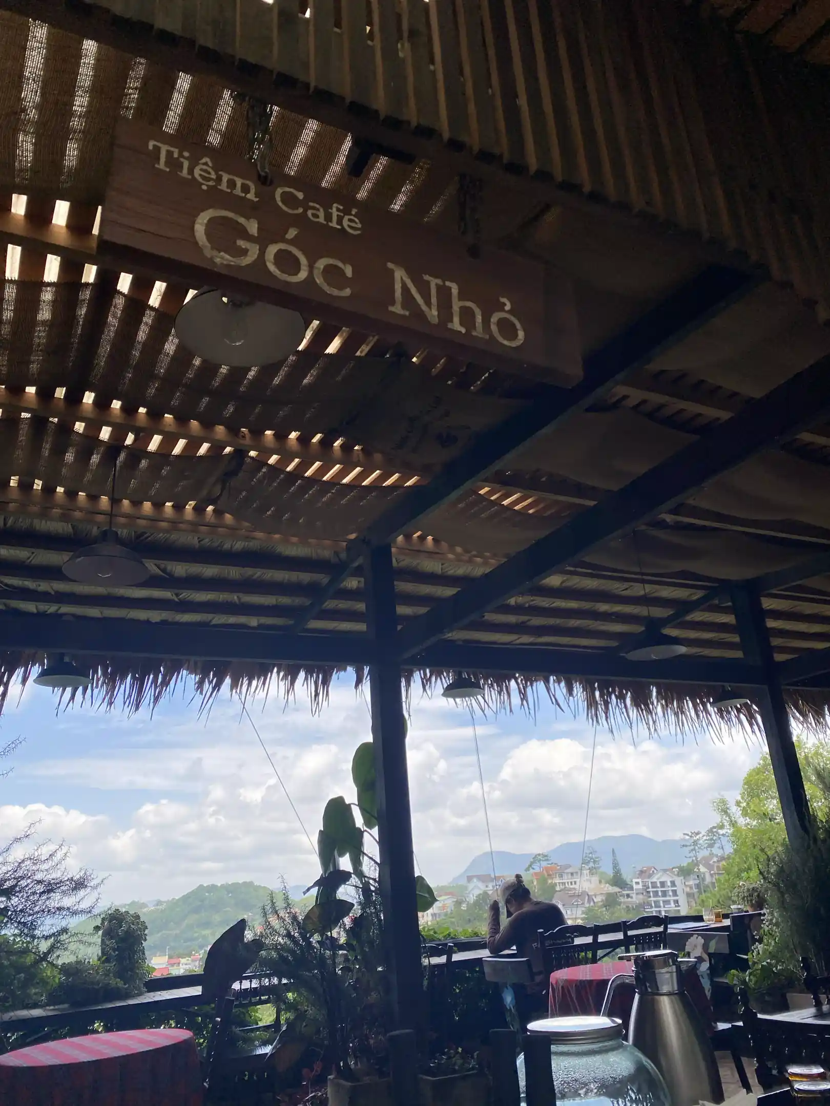 Khu hiên ngoài trời có mái và view đồi tại Tiệm Cafe Góc Nhỏ Đà Lạt