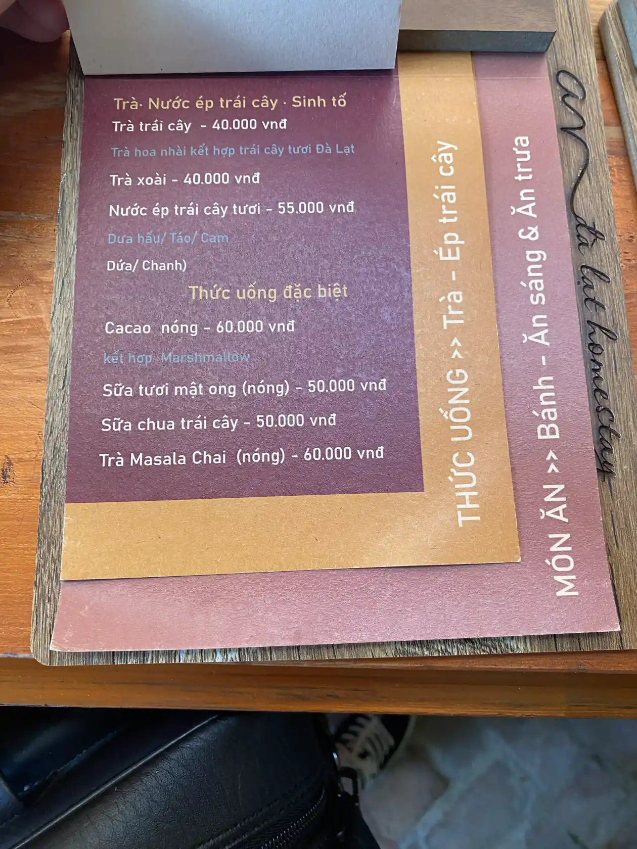 Menu trà nước ép và đồ uống nóng tại Tiệm Cafe Góc Nhỏ Đà Lạt