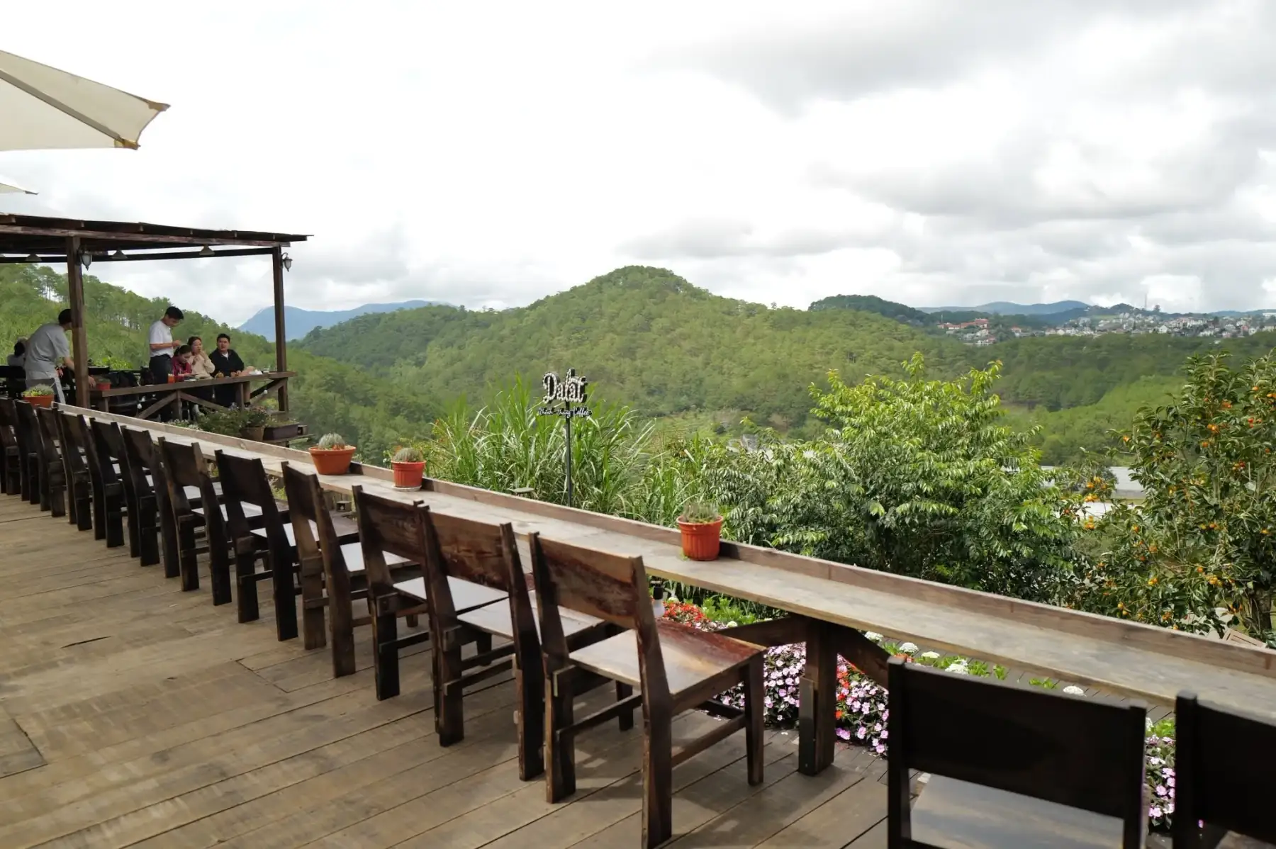 Dãy bàn view đồi tại Tiệm cà phê Thênh Thang Đà Lạt