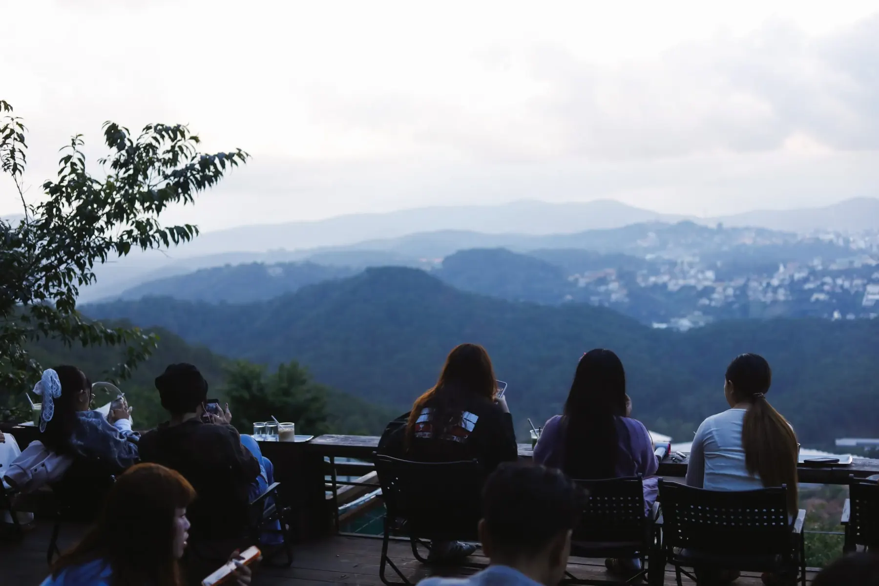 Khách ngồi nhìn view đồi tại Nook Cafe Đà Lạt