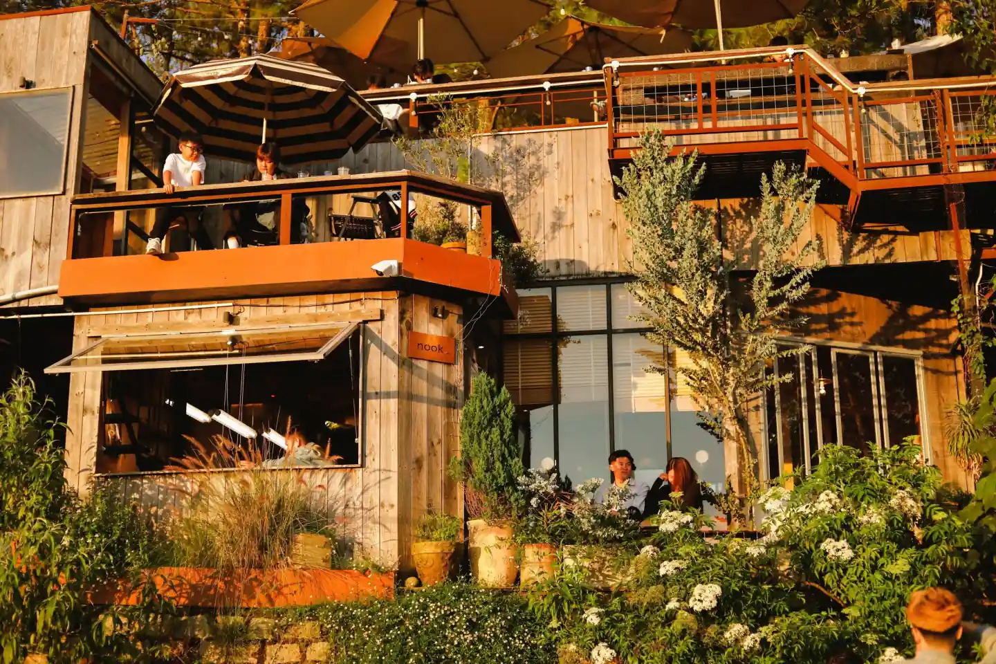 Ban công Nook Cafe Đà Lạt với ánh hoàng hôn