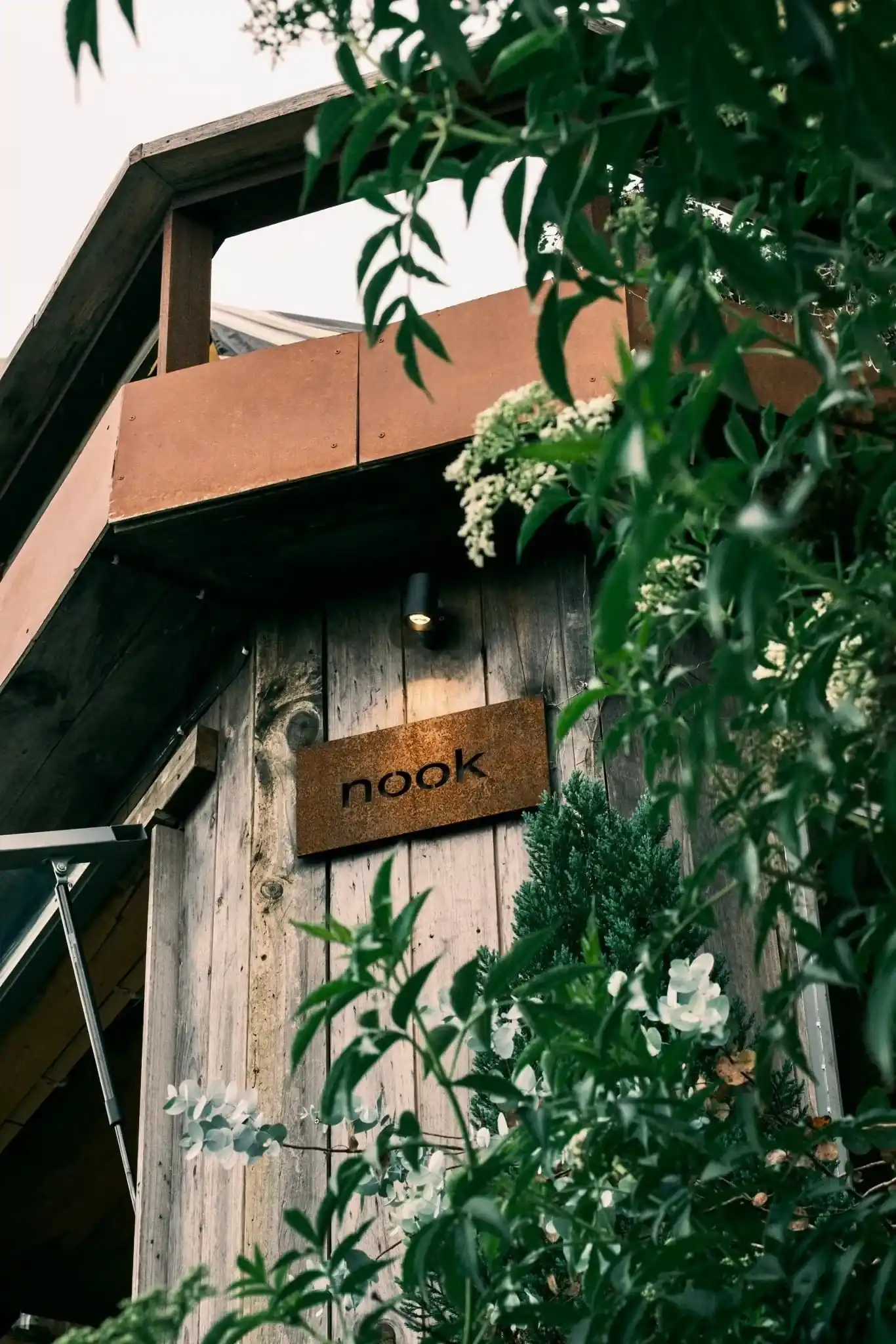 Bảng hiệu Nook Cafe Đà Lạt giữa cây xanh