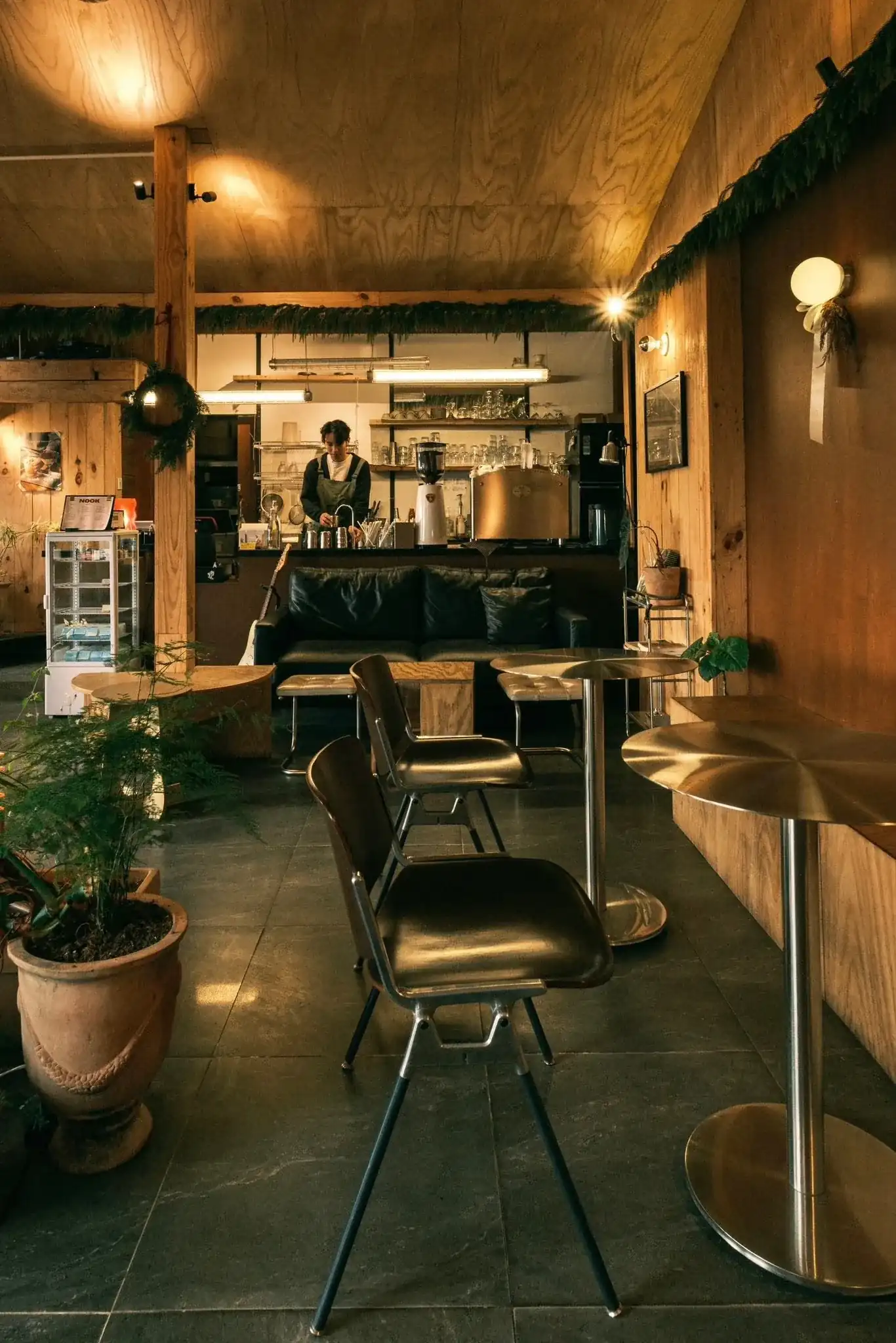 Không gian quầy và bàn ngồi tại Nook Cafe Đà Lạt